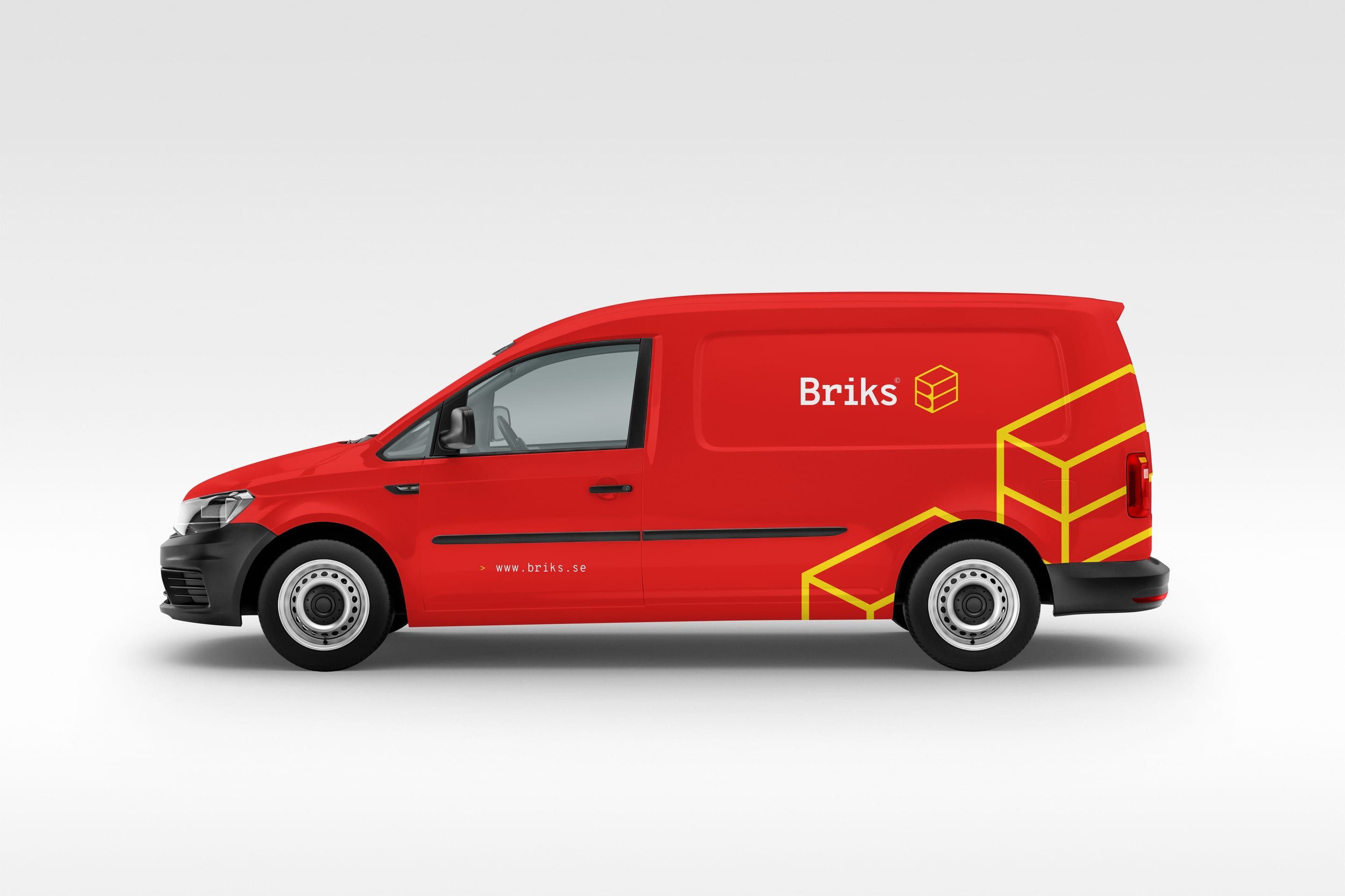En röd skåpbil med Briks logotyp och gula linjer som bildar en kloss