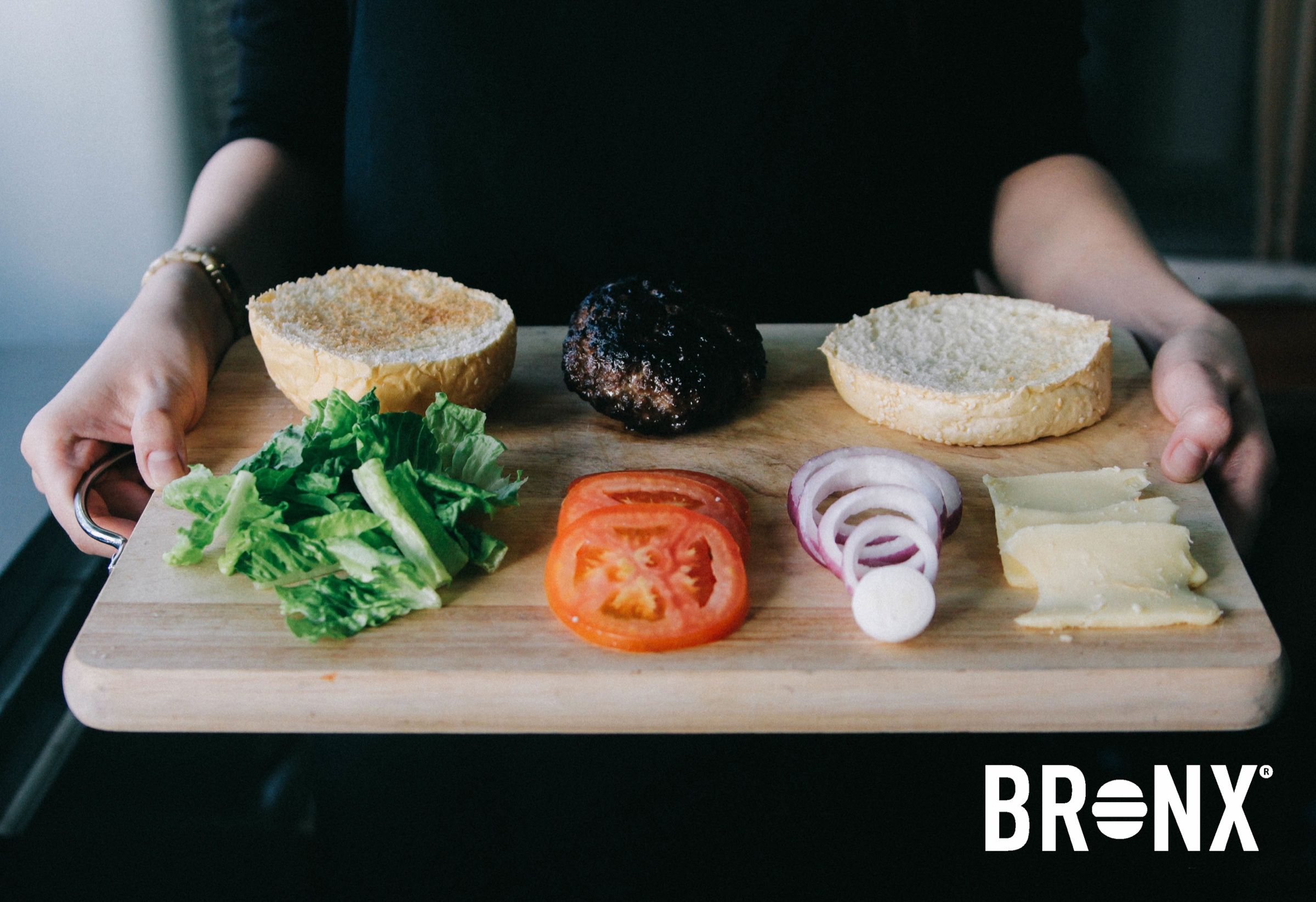 Hamburgeringredienser på en skärbräda, fotograferade för Bronx Burger Bar