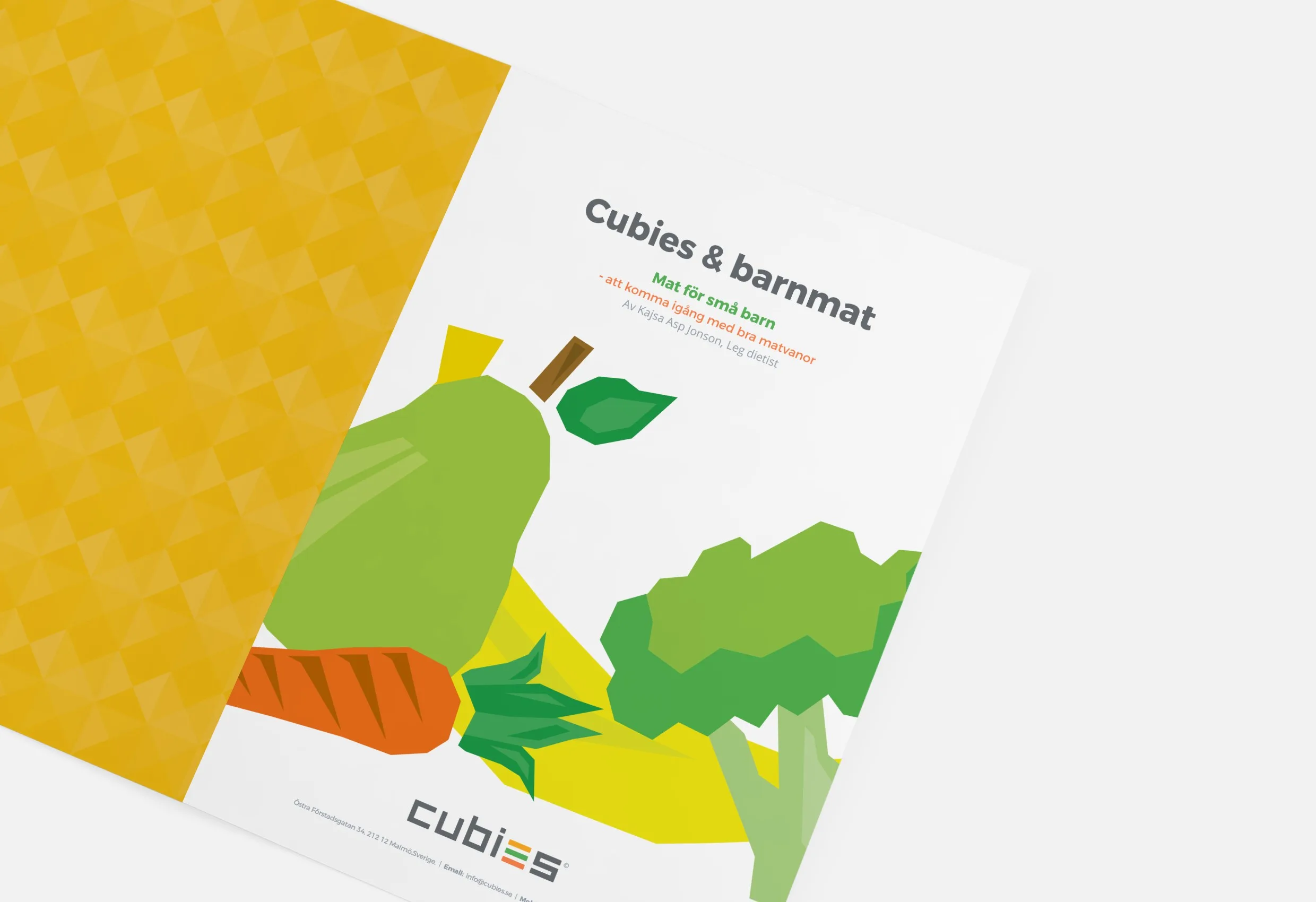 Broschyr med gul omslagsyta och texten ”Cubies & barnmat”, med tecknade frukter och grönsaker