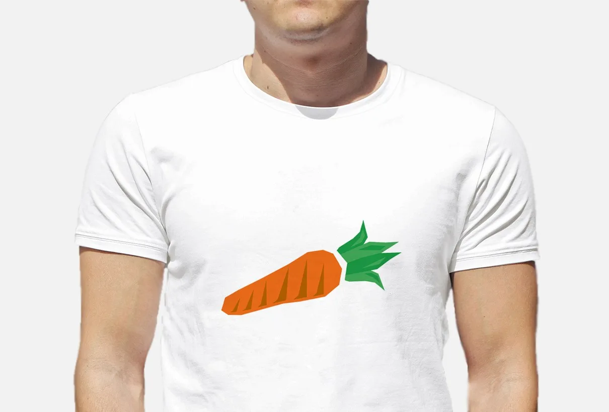 Närbild på en vit t-shirt med en tecknad morot