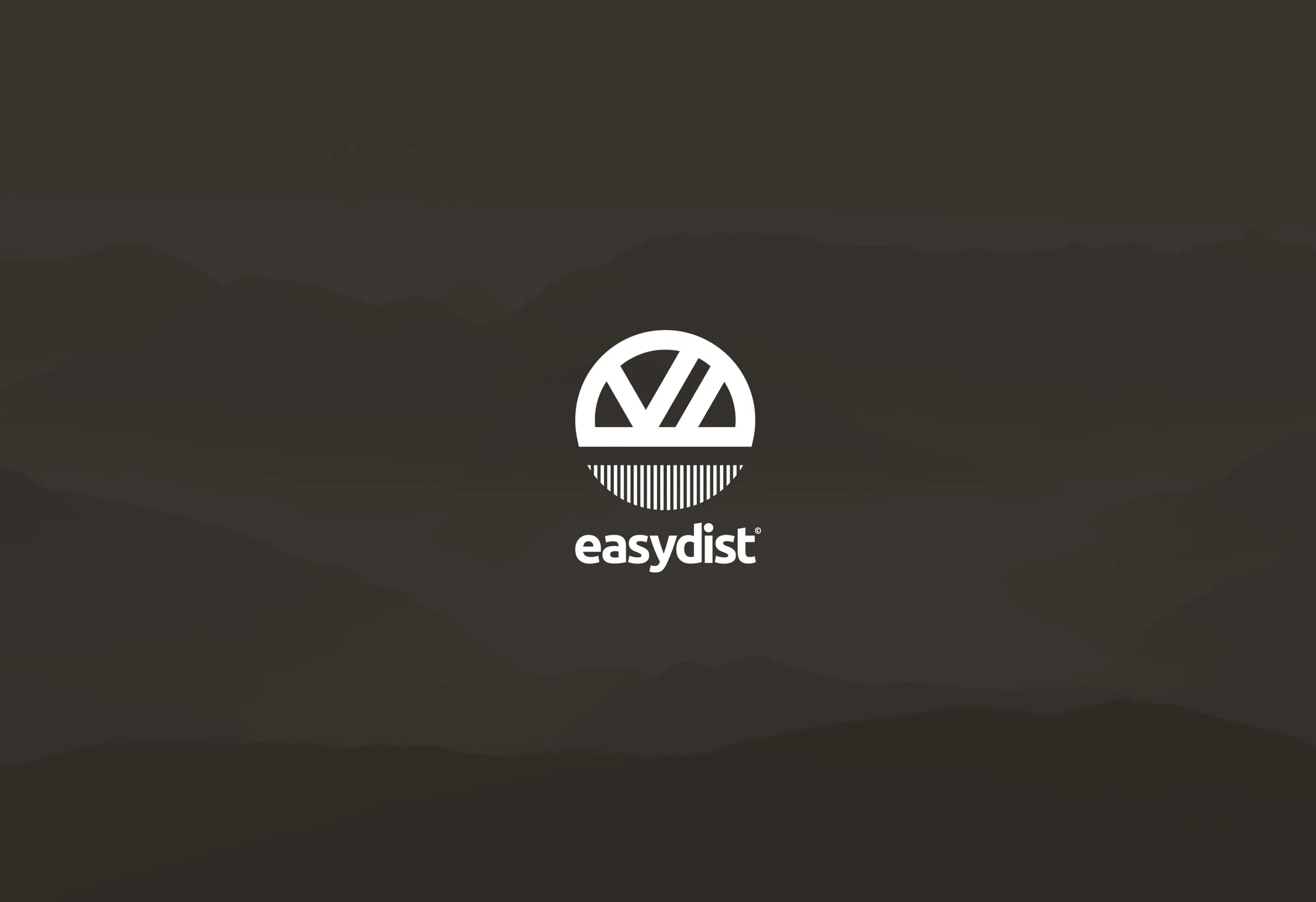 Easydists logotyp, en stiliserad pil med ränder, i vitt på mörkbrun bakgrund