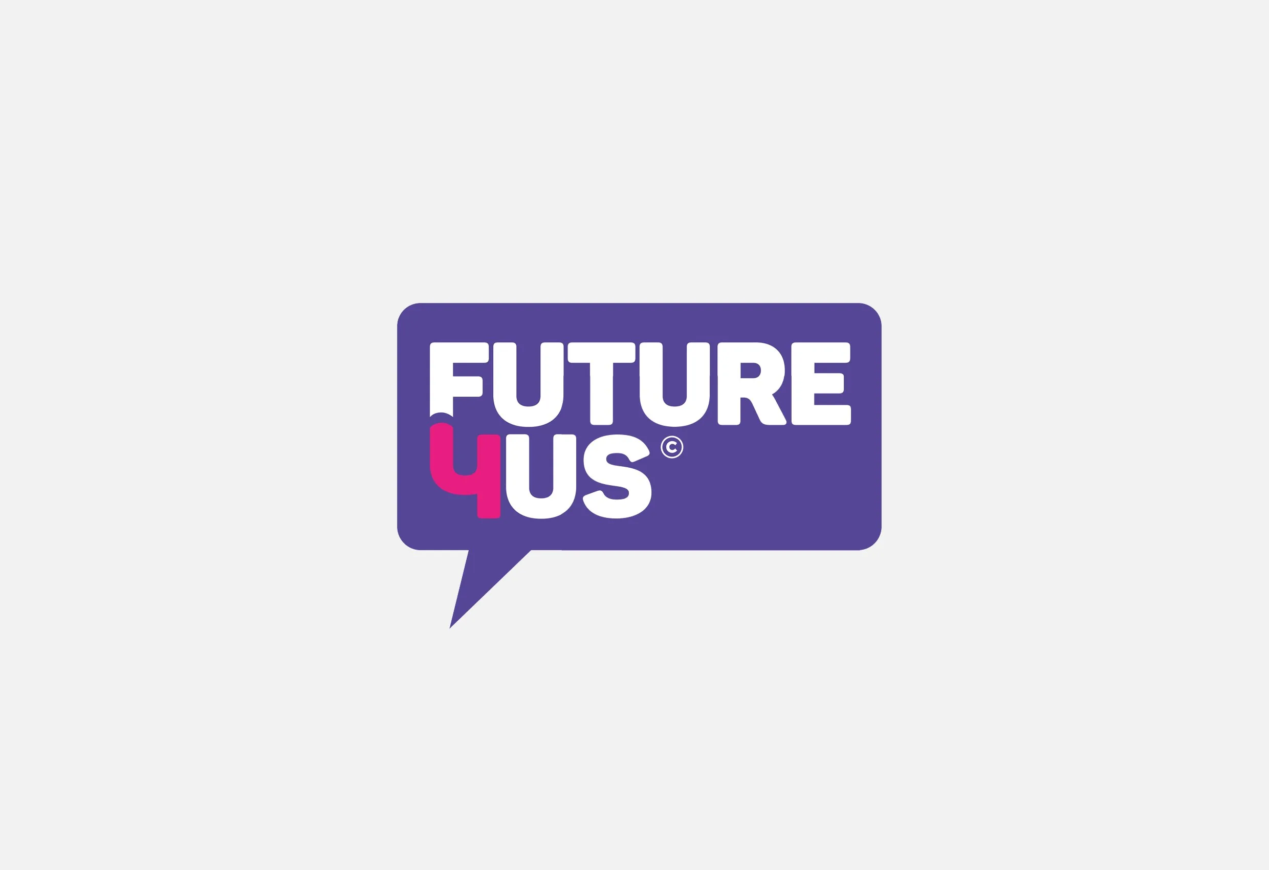 Future4Us logotyp, texten ”Future4Us” i lila och rosa i en pratbubbla, på ljusgrå botten