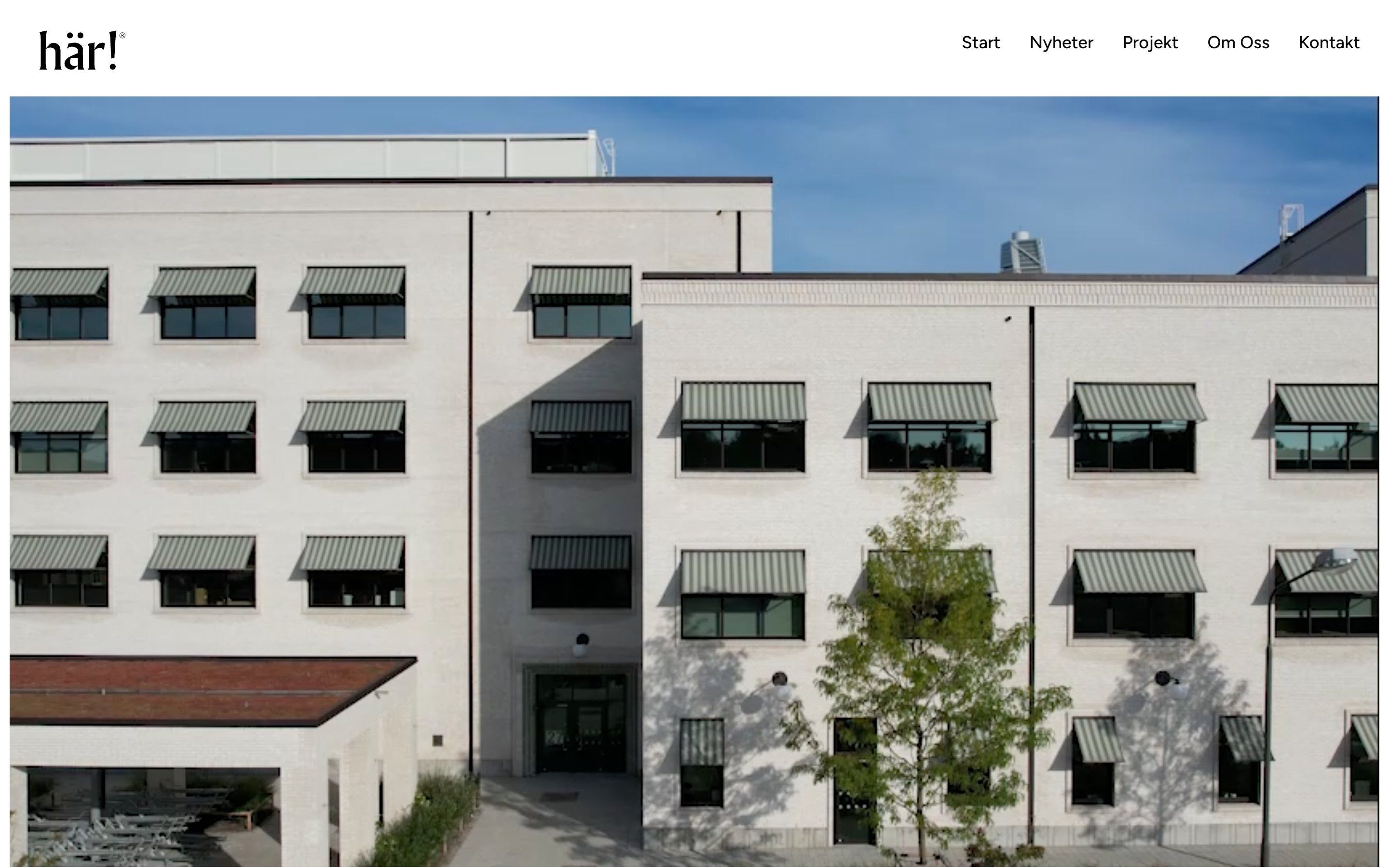 Startsidan på Här Malmö AB:s webbplats: logotypen ”här!”, menyn och en stor bild av ett vitt flerbostadshus med gröna markiser