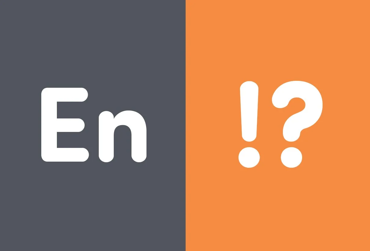 Typografiprov: bokstäverna ”En” i vitt på mörkgrått och ”!?” i vitt på orange