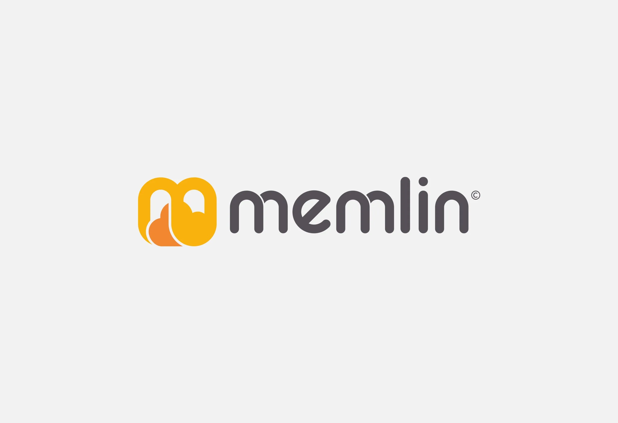 Memlins logotyp, symbolen före ordet ”memlin”, i grått och gult på ljusgrå botten